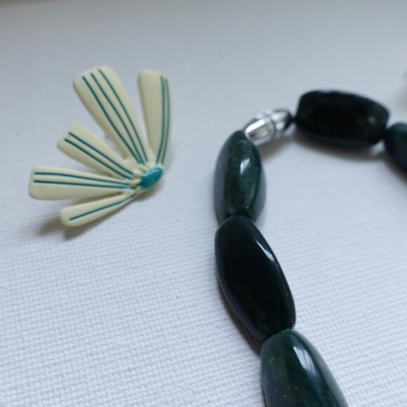 Elegant Dark Green Stone Bead Necklace and Daisy Floral pattern Earring Set - Picture 7 of 10